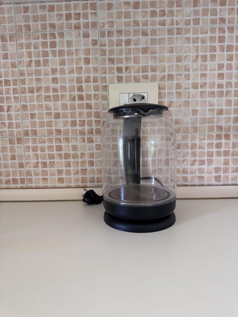 Chaleira elétrica na cozinha, apartamento B12B T2, Santa Maria, Sal